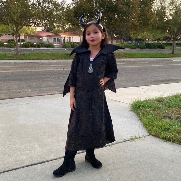 Hi I’m Zoe! Welcome to my closet🌸 - Picture 3 of 16